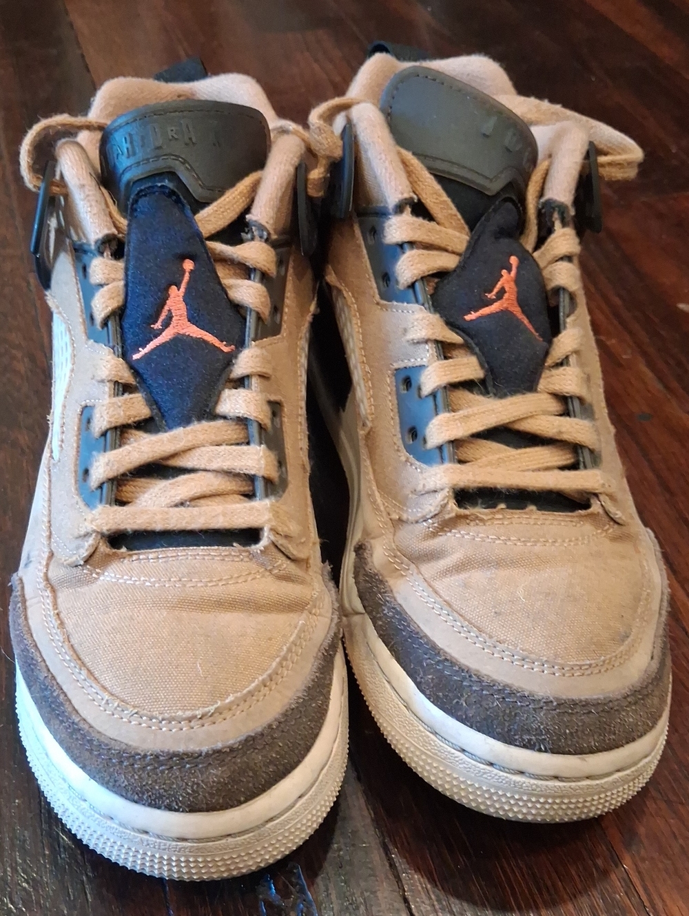 Big kids Jordan spizike low. NO BOX!
